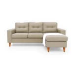 Sala en L Cielo con puff intercambiable tapizada en color avellana, capitoneado en espaldar, con manta decorativa color blanca y patas en madera tono envejecido al 50% torneadas vista de frente. Muebles All Star