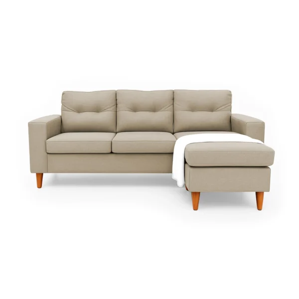 Sala en L Cielo con puff intercambiable tapizada en color avellana, capitoneado en espaldar, con manta decorativa color blanca y patas en madera tono envejecido al 50% torneadas vista de frente. Muebles All Star