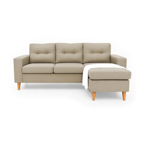 Sala en L Cielo con puff intercambiable tapizada en color avellana, capitoneado en espaldar, con manta decorativa color blanca y patas en madera tono natural torneadas vista de frente. Muebles All Star
