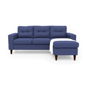 Sala en L Cielo con puff intercambiable tapizada en color azul, capitoneado en espaldar, con manta decorativa color blanca y patas en madera tono envejecido al 100% torneadas vista de frente. Muebles All Star
