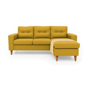 Sala en L Cielo con puff intercambiable tapizada en color mostaza, capitoneado en espaldar, con manta decorativa color beige y patas en madera envejecidas al 50% torneadas vista de frente. Muebles All Star