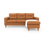 Sala en L Cielo con puff intercambiable tapizada en color terracota, capitoneado en espaldar, con manta decorativa color blanco y patas en madera envejecida al 50% torneadas vista de frente. Muebles All Star