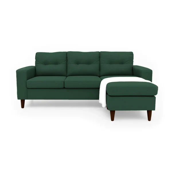 Sala en L Cielo con puff intercambiable tapizada en color verde, capitoneado en espaldar, con manta decorativa color blanco y patas en madera envejecidas al 100% torneadas vista de frente. Muebles All Star