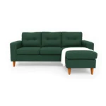 Sala en L Cielo con puff intercambiable tapizada en color verde, capitoneado en espaldar, con manta decorativa color blanco y patas en madera envejecidas al 50% torneadas vista de frente. Muebles All Star