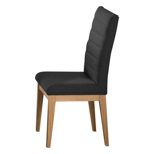 silla comedor Sahara en madera flor morado tono natural y tapizado color negro capitoneado en espaldar lineal, vista en perspectiva. Muebles All Star